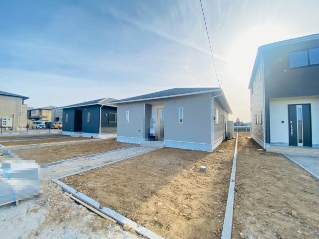 Hatch Garden八街　２号棟　新築戸建ての前面道路含む現地写真