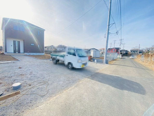 Hatch Garden八街　1号棟　新築戸建ての前面道路含む現地写真