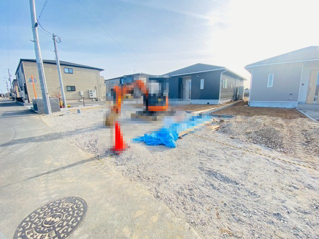 Hatch Garden八街　3号棟　新築戸建ての前面道路含む現地写真