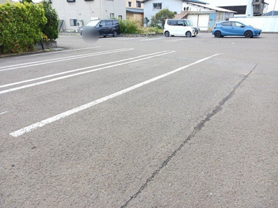 【駐車場】 | レジ－ナＢ | 駐車場があるので、車を買う予定の方も安心です