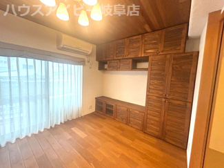 【居間・リビング】 | リバティヒルズ岐阜西8階部分！一部リフォーム済み！IHクッキングヒーター搭載！日当り良好です♪ | リバティヒルズ岐阜西2階部分！ペット飼育可能なマンション！リフォーム済み！オール電化！エアコン3台！