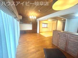 【居間・リビング】 | リバティヒルズ岐阜西8階部分！一部リフォーム済み！IHクッキングヒーター搭載！日当り良好です♪ | リバティヒルズ岐阜西2階部分！ペット飼育可能なマンション！リフォーム済み！オール電化！エアコン3台！