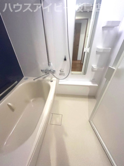 【浴室】 | リバティヒルズ岐阜西8階部分！一部リフォーム済み！IHクッキングヒーター搭載！日当り良好です♪ | リバティヒルズ岐阜西2階部分！ペット飼育可能なマンション！リフォーム済み！オール電化！エアコン3台！