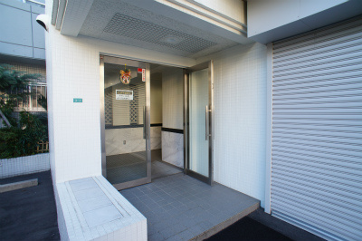 シャンブル武蔵浦和のエントランス|落ち着いたエントランスです