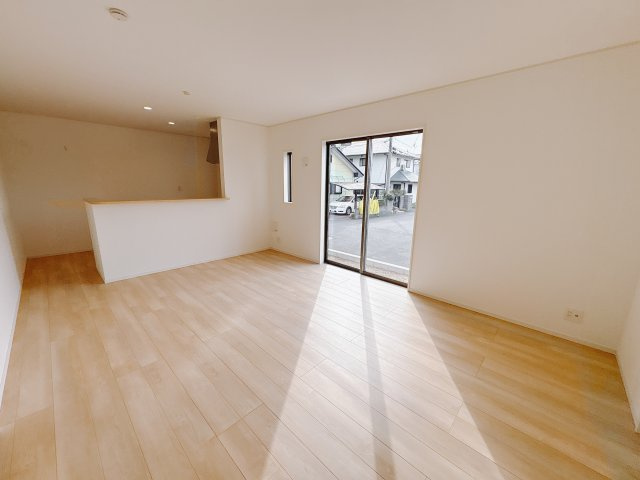 【Cradle garden】真岡市台町 第8の居間・リビング|〇1号棟・LDK16帖〇
家族団らんがしやすい縦長リビング。和室が隣接しているのでお子様が遊んだりお昼寝するのを見守れるママに嬉しい間取りです。
※2026年1月撮影