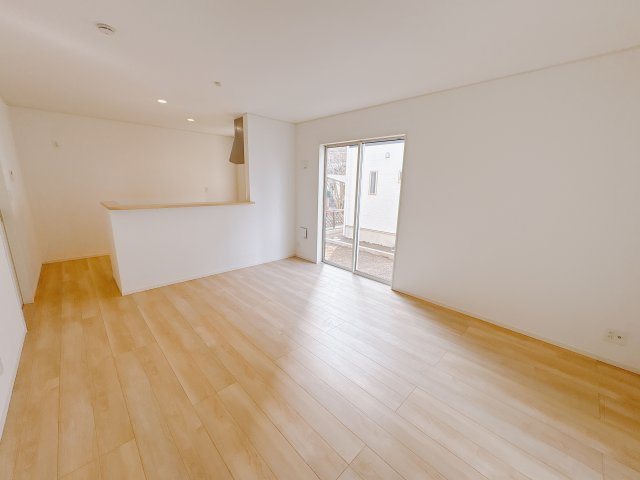 【Cradle garden】真岡市台町 第8の居間・リビング|〇2号棟・LDK15帖〇
広いリビングは、開放感とくつろぎを兼ね備えています。自然と人が集まり、笑顔があふれる暮らしを実現します。
※2026年1月撮影