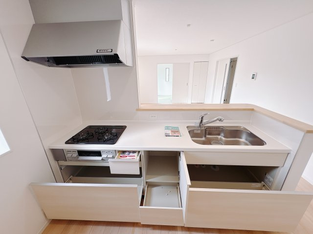 【Cradle garden】真岡市台町 第8のキッチン|〇1号棟〇
収納力たっぷりのシステムキッチン。増えがちな調理器具やカトラリー、かさ張るタッパーやお弁当箱など、なんでも収納可能です！
※2026年1月撮影