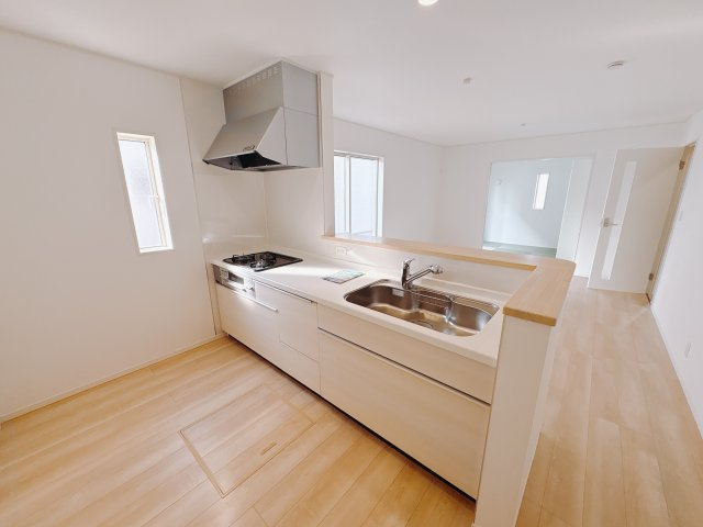 【Cradle garden】真岡市台町 第8のキッチン|〇2号棟〇
キッチンからリビングと和室を見渡すことができ、家事をしながらお子様がお友達と遊んでいる様子や、宿題をしている様子を見守ることができます♪
※2026年1月撮影