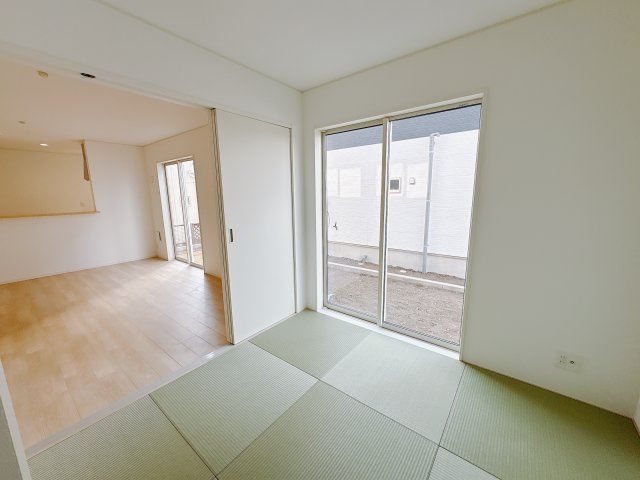 【Cradle garden】真岡市台町 第8の和室|〇2号棟・1F4.5帖和室〇
和室の仕切りを開放すればLDKと合わせて広々スペースに早変わり！和のテイストをプラスした癒しの空間になります。
※2026年1月撮影