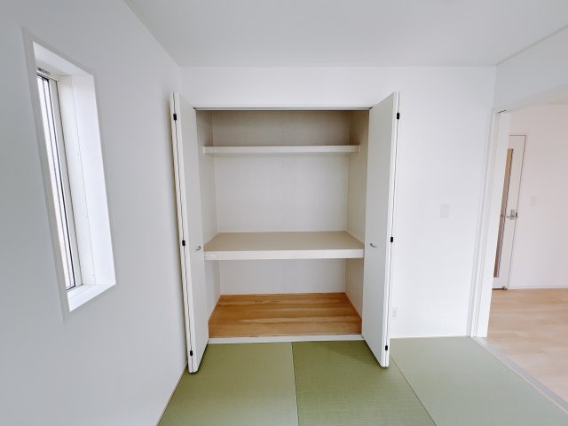 【Cradle garden】真岡市台町 第8の収納|〇2号棟・1F4.5帖和室〇
使い勝手の良い棚付き収納を完備。和の趣とモダンな機能性が融合した一室は、客間やお子様の遊び場にも最適！
※2026年1月撮影