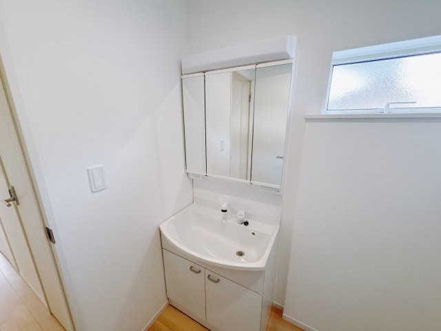 【Cradle garden】真岡市台町 第8の独立洗面台|〇2号棟〇
三面鏡付きの収納キャビネットで使い勝手も抜群！自然光が差し込む採光窓があり、朝の身支度も快適です☆
※2026年1月撮影