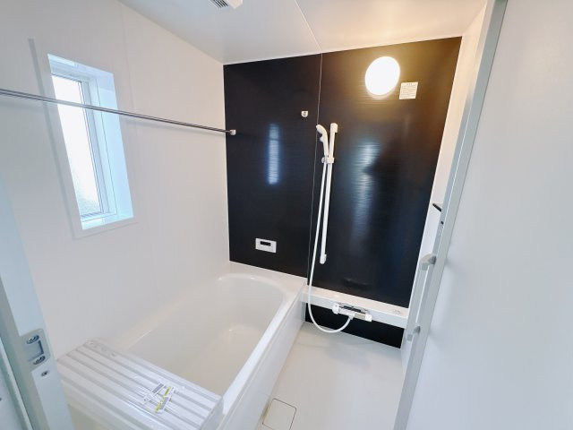 【Cradle garden】真岡市台町 第8の浴室|〇2号棟〇
ゆったり広々とした浴室。浴室乾燥機付きで雨の日も洗濯物が気持ちよく乾きます。
※2026年1月撮影
