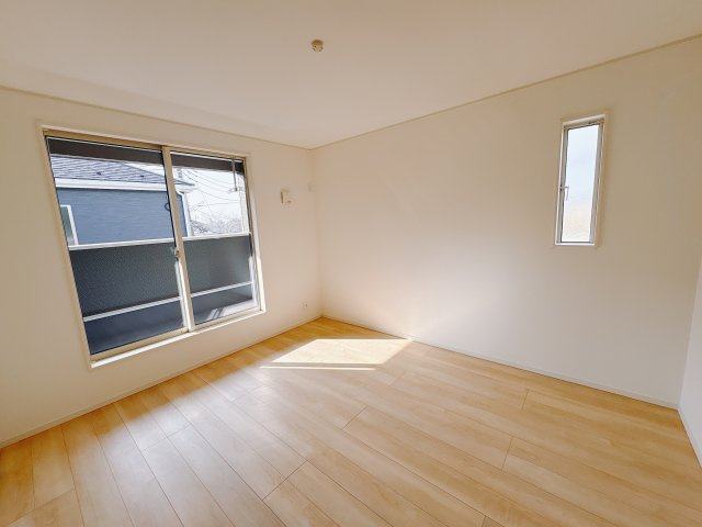 【Cradle garden】真岡市台町 第8の洋室|〇2号棟・2F7.5帖洋室1〇
南向きの大きな窓と縦長窓から光が差し込む、明るく心地よい主寝室。シンプルな内装で家具の配置もしやすく、好みのインテリアが映えます☆
※2026年1月撮影