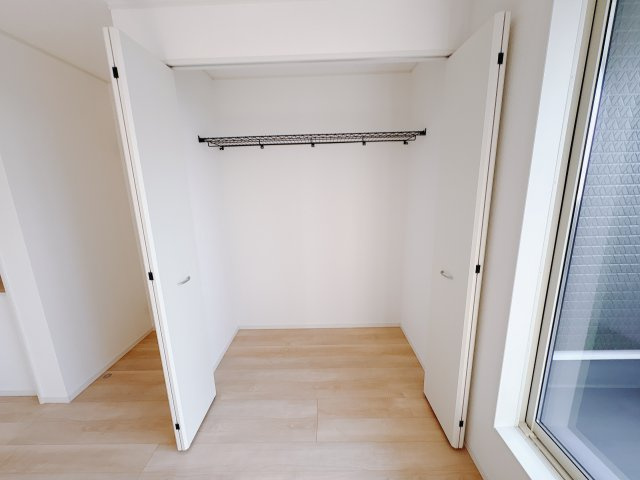 【Cradle garden】真岡市台町 第8の収納|〇2号棟・2F7.5帖洋室1〇
使いやすいクローゼット付きですので、洋服や小物をすっきり収納できてお部屋を広く使えます。毎日の身支度も快適です。
※2026年1月撮影
