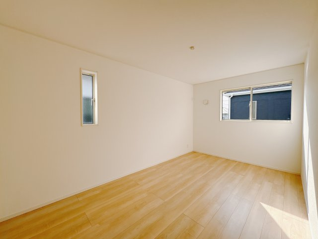 【Cradle garden】真岡市台町 第8の洋室|〇2号棟・2F7.5帖洋室2〇
ほどよい広さで使いやすい洋室。
机やベッドを置いてもゆとりが出ます。
窓から光が差し込む明るい空間で、毎日を気持ちよく過ごせます。
※2026年1月撮影