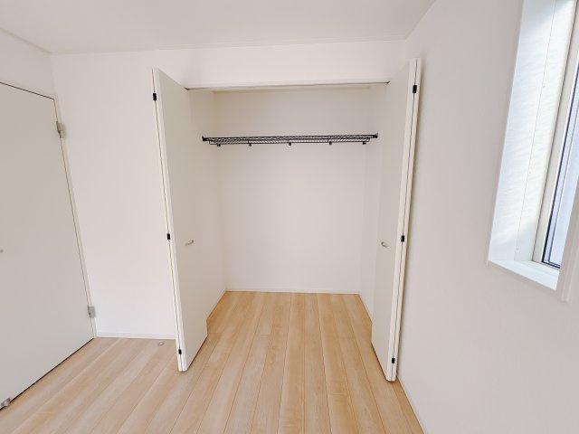 【Cradle garden】真岡市台町 第8の収納|〇2号棟・2F7.5帖洋室2〇
収納力のあるクローゼットが備わった洋室。季節の衣類や生活用品もまとめてしまえて、片付けがラクになる嬉しい空間です。
※2026年1月撮影