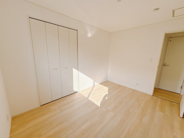 【Cradle garden】真岡市台町 第8の洋室|〇2号棟・2F6帖洋室〇
ひとり時間を楽しむのにちょうどいいサイズ感のお部屋です。2階ならではの眺望も毎日の暮らしに彩りを添えてくれます。
※2026年1月撮影