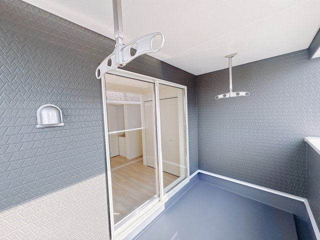 【Cradle garden】真岡市台町 第8のバルコニー|〇2号棟〇
天候に左右されにくいインナーバルコニーは、洗濯物干しはもちろん、趣味の空間としても大活躍♪
暮らしにゆとりを添えてくれる癒し空間です。
※2026年1月撮影