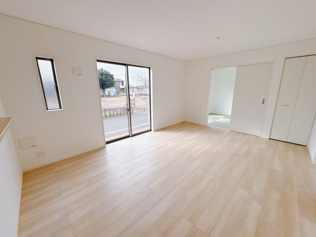 【Cradle garden】真岡市台町 第8の居間・リビング|〇1号棟・1F16帖リビング〇
広いリビングは、開放感とくつろぎを兼ね備えています。自然と人が集まり、笑顔があふれる暮らしを実現します。
※2026年1月撮影