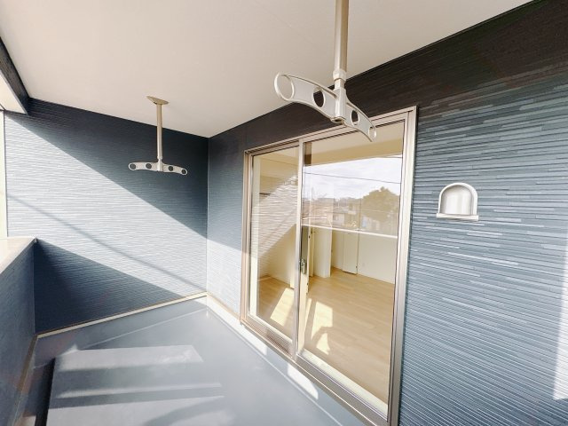 【Cradle garden】真岡市台町 第8のバルコニー|○1号棟　インナーバルコニー○
南面に面したバルコニーはもちろん日当たり良好です。
急な雨にも安心なインナーバルコニー！角度の変えられる物干し受け標準装備！
