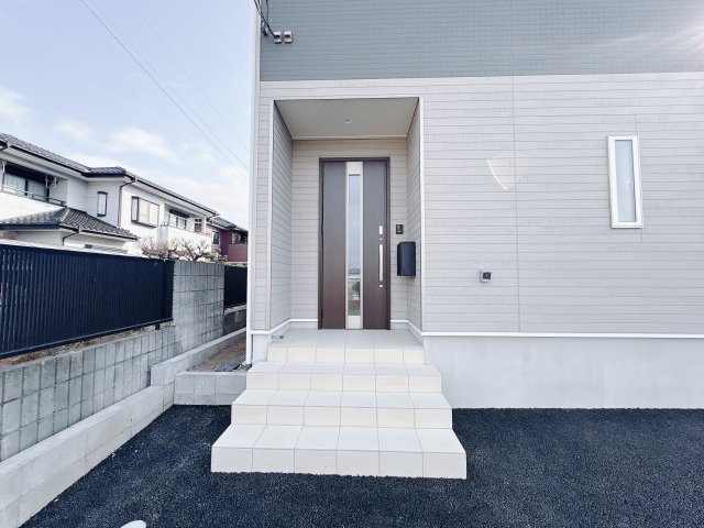 【Cradle garden】真岡市台町 第8の玄関|〇2号棟　玄関ポーチ〇
雨の日でも安心な屋根付き、人感センサー照明付き玄関ポーチ。TVモニター付きインターホンも標準装備です。
※2026年1月撮影