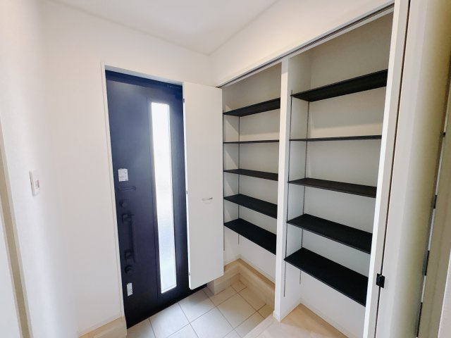 【Cradle garden】真岡市台町 第8の収納|〇2号棟　玄関〇
高さ調節自由な可動棚付きシューズクローク。棚を外せば高さのあるブーツ類などもキレイにすっきり収納できます！
※2026年1月撮影