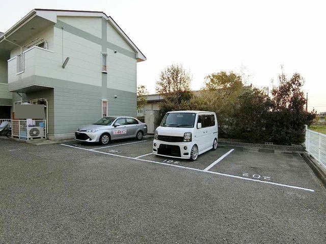 フラワーヒルズの駐車場