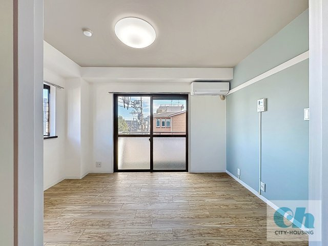 キャッスル I（アイ）301号室の居間・リビング