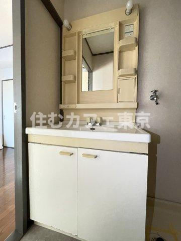 リヴェール浅見の洗面所|収納のある独立洗面台です