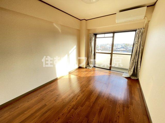 リヴェール浅見の洋室|落ち着いた色合いの洋室です