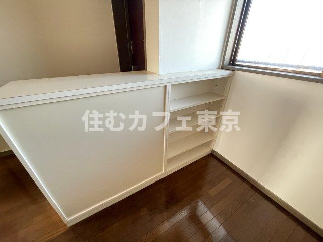 リヴェール浅見の収納|キッチンの後ろにも棚があります