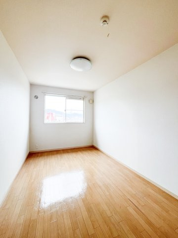 アース・カラーの洋室