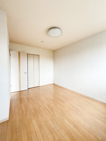 アース・カラーの洋室