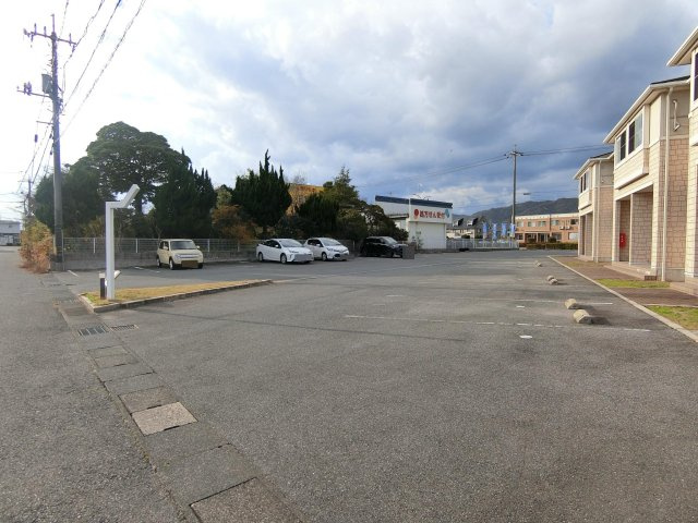 アース・カラーの駐車場