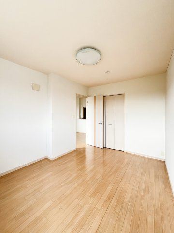 アース・カラーの洋室