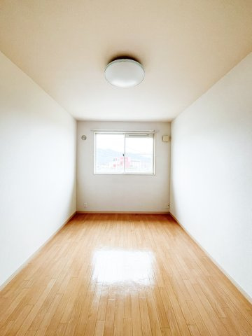 アース・カラーの洋室