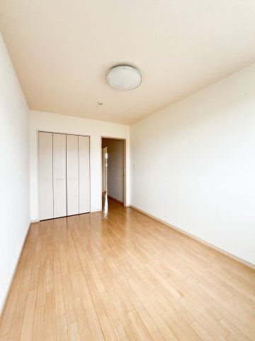 アース・カラーの洋室