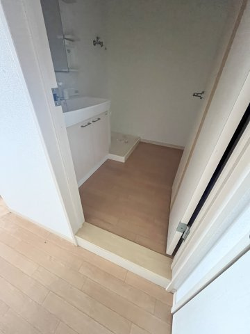 アース・カラーの洗面所