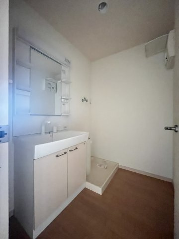 アース・カラーの洗面所