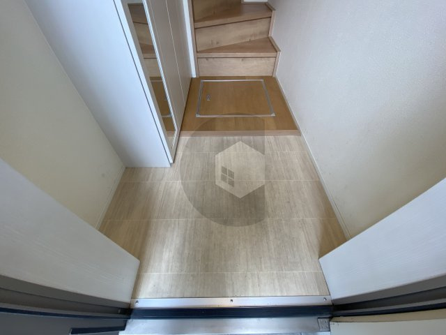 プレセアコート花園 A棟の玄関