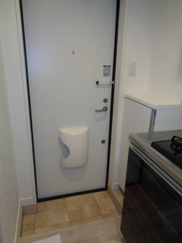 川崎市多摩区東三田２丁目のアパートの玄関