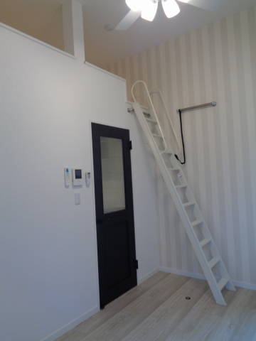 川崎市多摩区東三田２丁目のアパートの居間・リビング