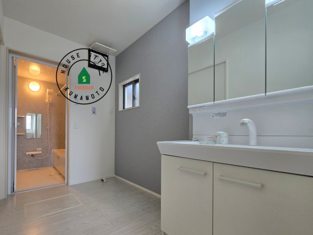 熊本市中央区帯山9丁目第1₋1棟(1号棟)の内観：施工例|ゆとりの洗面スペースで朝の身支度もスムーズに。暮らしを快適に変えるシャワー付洗面台です！