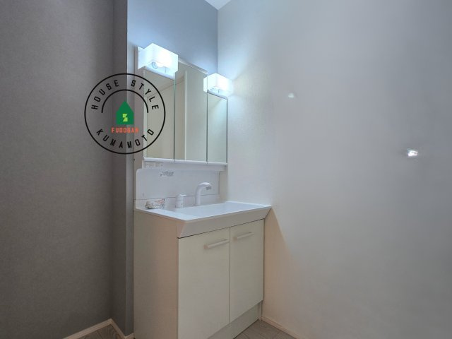 熊本市中央区帯山9丁目第1₋1棟(1号棟)の内観：施工例|毎日使うものだから清潔な空間を保ちたい水回り。洗面にはそんな願いを解消させてくれる収納アイデアが満載です。三面鏡の裏側にはキャビネットが現れ小物から背の高い物まで収納できます。