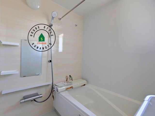 熊本市中央区帯山9丁目第1₋1棟(1号棟)の内観：施工例|ウ窓もあるので換気も安心ですね。同社仕様。1日の疲れを癒してくれる広々バスルーム。雨の日のお洗濯にも大活躍な浴室乾燥機付です！