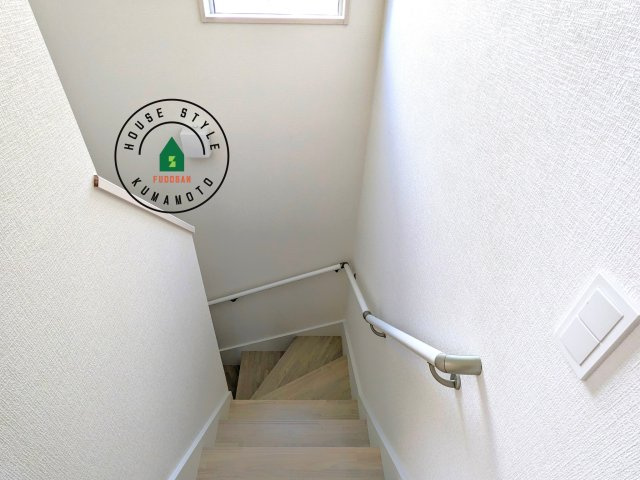 熊本市中央区帯山9丁目第1₋1棟(1号棟)の内観：施工例|＜手すり付階段＞手すりがないと階段の昇り降りで危険なことはもちろん、壁に手をつきながら歩くことで壁紙が汚れやすくなります。すべての方に快適に昇り降りしていただくため、手すりを設置しました。