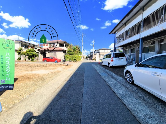 熊本市中央区帯山9丁目第1₋1棟(1号棟)の前面道路含む現地写真|前面道路は閑静な住宅地をはしる車通りの少ない道路。お車の出し入れが苦手なママや小さなお子様にも安心ですね。しっかり舗装もされているので、ベビーカーや自転車で通っても快適に通行できます。