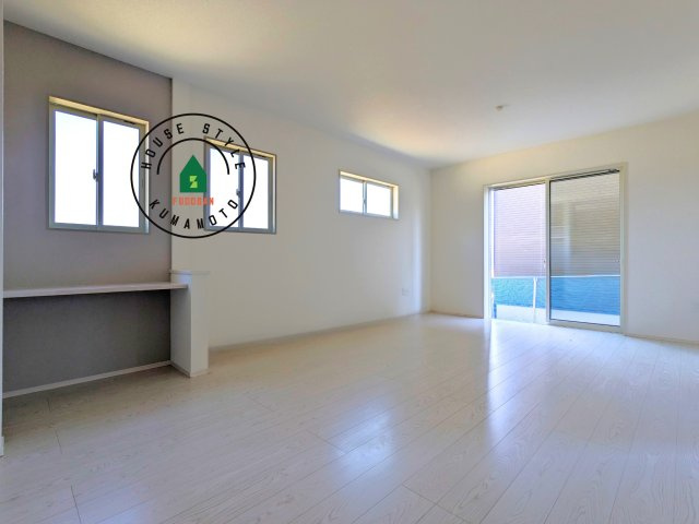 熊本市中央区帯山9丁目第1₋1棟(1号棟)の内観：施工例|ご家族を近くに感じられる対面キッチンのLDK。会話もはずみそうですね。