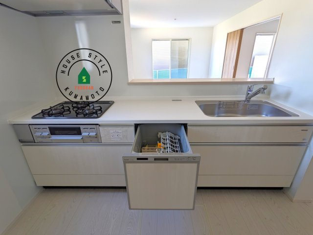 熊本市中央区帯山9丁目第1₋1棟(1号棟)の内観：施工例|ご家族を近くに感じられる対面キッチンのLDK。会話もはずみそうですね。