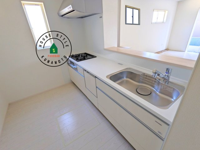 熊本市中央区帯山9丁目第1₋1棟(1号棟)の内観：施工例|ダイニングテーブルへの配膳がラクラク、お料理はかどるカウンター付きシステムキッチン！